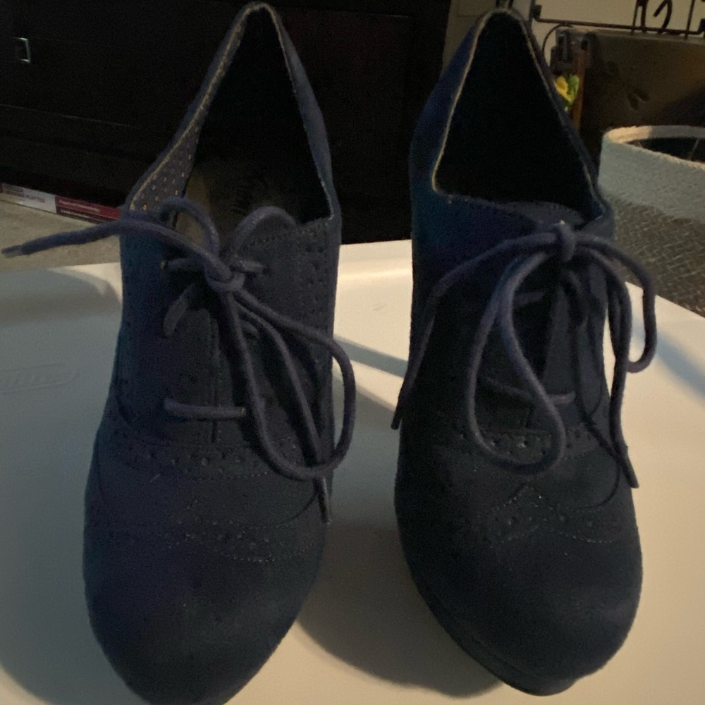 Women’s heel shoes Blue suede like new pet free smoke free home